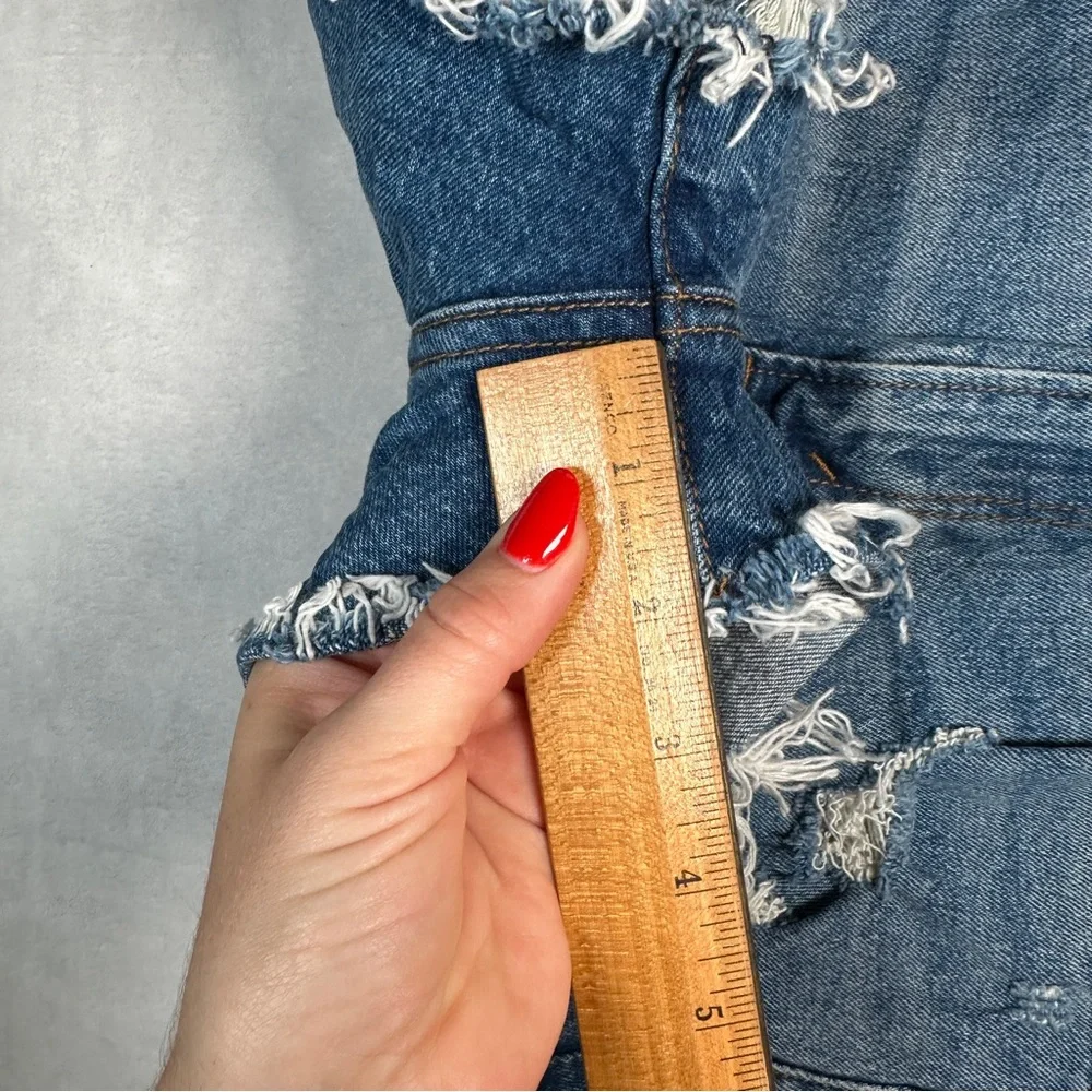 Abercrombie and Fitch the mom short high rise‎ distressed Jean denim cut off